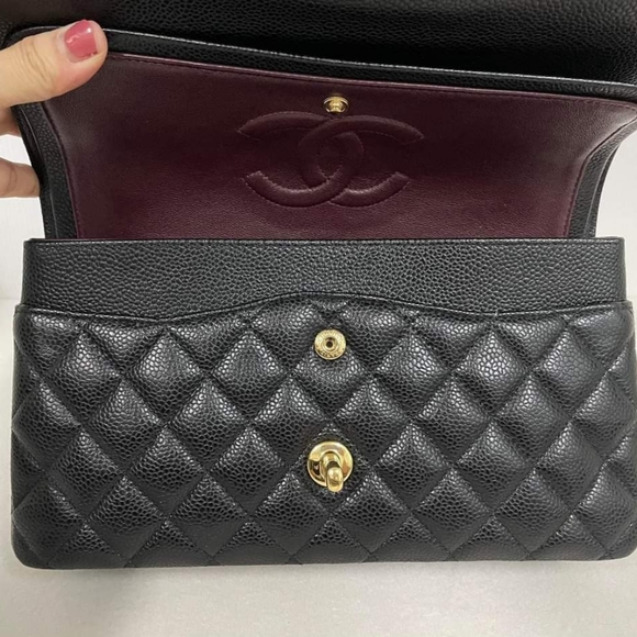 ❌️SOLD❌️ Like New Classic Medium Flap - Picture 4 of 11